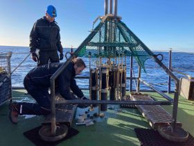 Olaf Dellwig and Helge Arz taking sediment samples with a multicorer (Photo: Laura Epp, Konstanz)