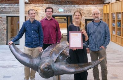 Nach der Preisverleihung der Forschungsstiftung Ostsee (v. l.): Prof. Stefan Lüdtke, Universität Rostock, Theo Sperlea, Anna Sophia Kujat, Matthias Labrenz, alle vom IOW