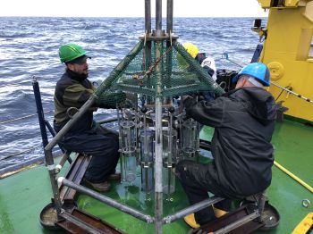 Remains of human and livestock faeces in Baltic Sea sediment cores, the sampling of which is here being prepared by IOW researchers Sacha Plewe and Helge Arz, yield conclusions about population and wastewater development in the Baltic Sea region.