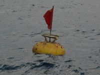 Bild 1: Die Kopfboje des Azoren-Observatoriums kurz vor der Bergung.